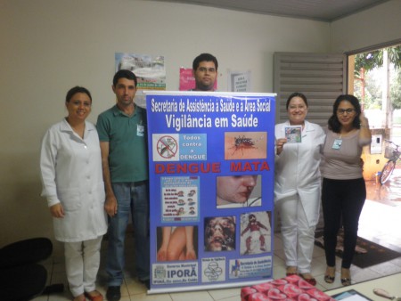 PSF Alto da Sambra, Enfermeira Sandra e Tec. em Enfermagem Tatiana recebem material da Equipe da VISA.
