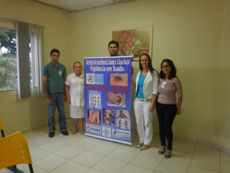 Clinica do Idoso, Eunice (Tec. em Enfermagem),Daniele (Enfermeira do PSF), recebem material da equipe da VISA.